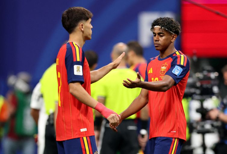Soccer Football - FIFA World Cup 2026 - Group H - Spain v Saudi Arabia - Atlanta Stadium, Atlanta, Georgia, U.S. - June 21, 2026 Spain's Lamine Yamal and Pau Cubarsi before the match IMAGN IMAGES via Reuters/Brett Davis