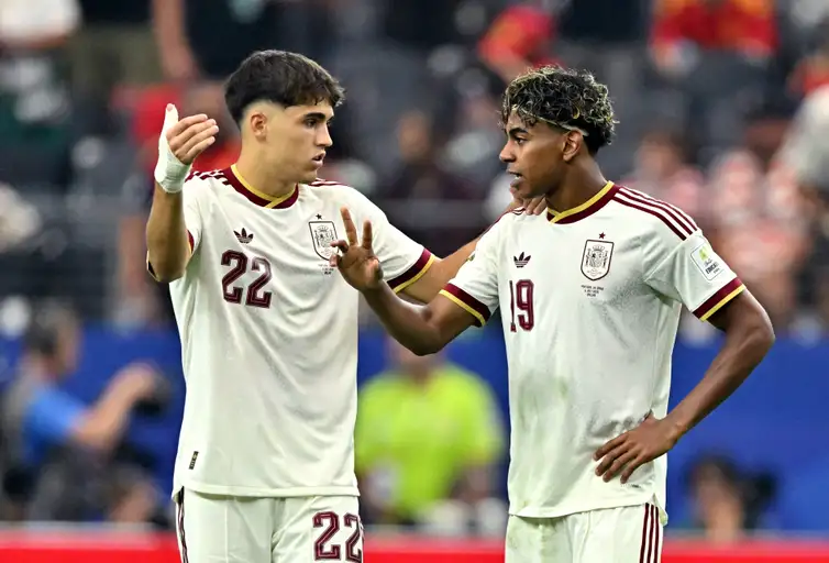 Soccer Football - FIFA World Cup 2026 - Round of 16 - Portugal v Spain - Dallas Stadium, Arlington, Texas, U.S. - July 6, 2026 Spain's Pau Cubarsi and Lamine Yamal at the start of the second half IMAGN IMAGES via Reuters/Maria Lysaker