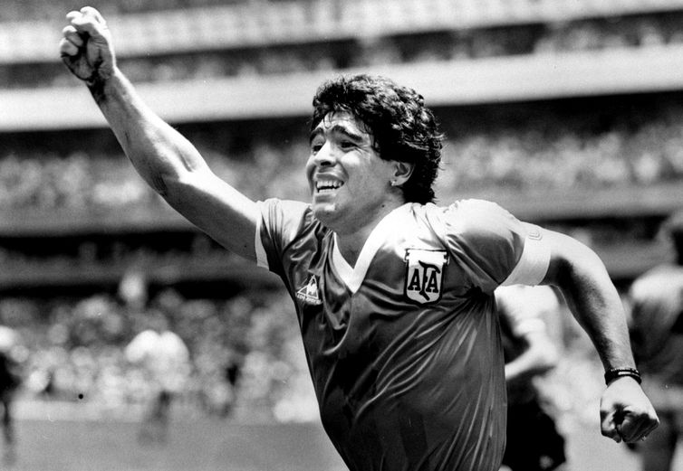 O astro argentino Diego Maradona levanta o braço ao ar após marcar o gol da vitória contra a Inglaterra nas quartas de final da Copa do Mundo no México, em 22 de junho de 1986. 
REUTERS/POOL/Ted Blackbrow
