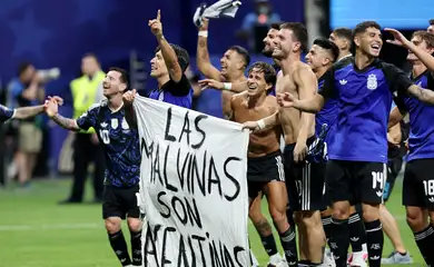 Soccer Football - FIFA World Cup 2026 - Semi Final - England v Argentina - Atlanta Stadium, Atlanta, Georgia, U.S. - July 15, 2026 Argentina's Lisandro Martinez and Giovani Lo Celso celebrate with a Falkland Islands related banner after the match as Argentina qualify for the final of the World Cup REUTERS/Amanda Perobelli     TPX IMAGES OF THE DAY
