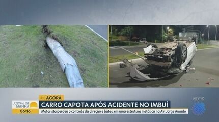 Carro capota após acidente no Imbuí