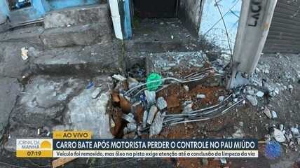 Carro bate bate após motorista perder o controle no Pau Miúdo