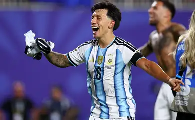 Soccer Football - FIFA World Cup 2026 - Quarter Final - Argentina v Switzerland - Kansas City Stadium, Kansas City, Missouri, U.S. - July 11, 2026 Argentina's Lisandro Martinez celebrates after the match as Argentina qualify for the semi finals of the World Cup REUTERS/Agustin Marcarian